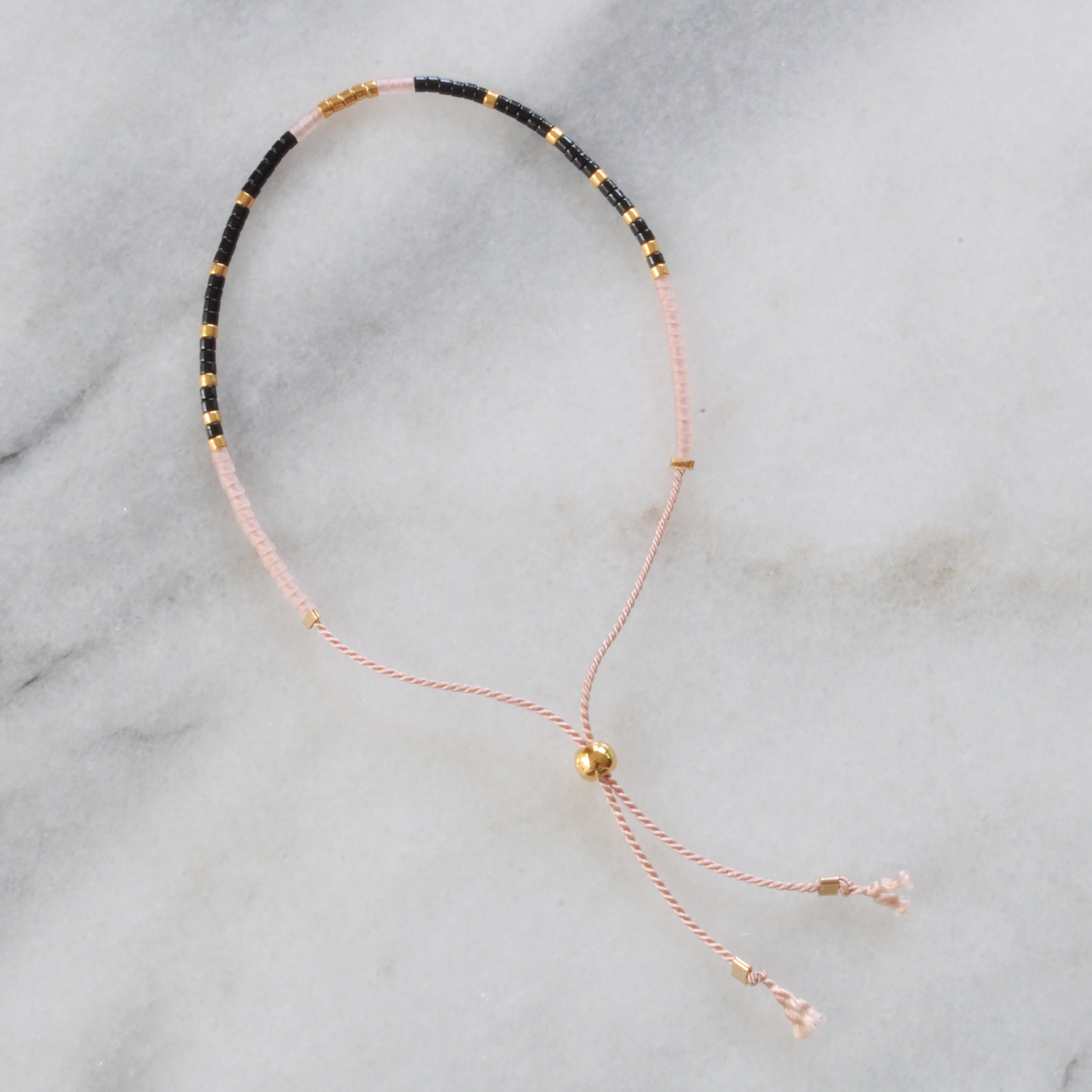 Beaded String Bracelet — NOIR